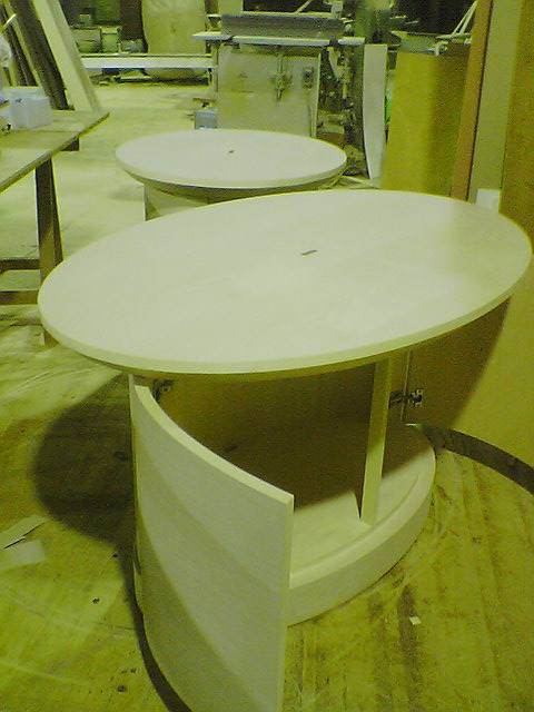 楕円形と円形のストック付きテーブル